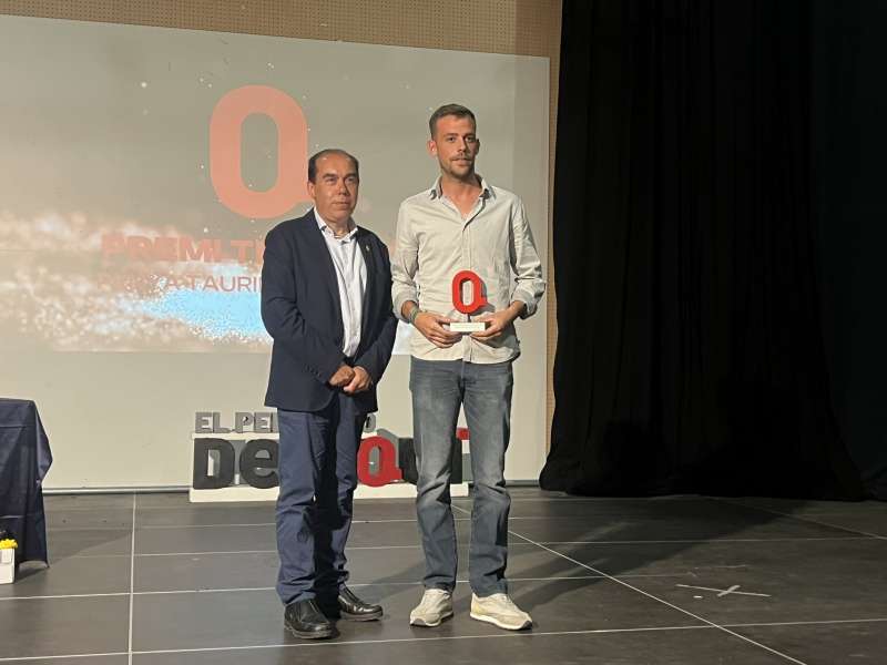 Josua Montesino recibe el premio de su alcalde. EPDA