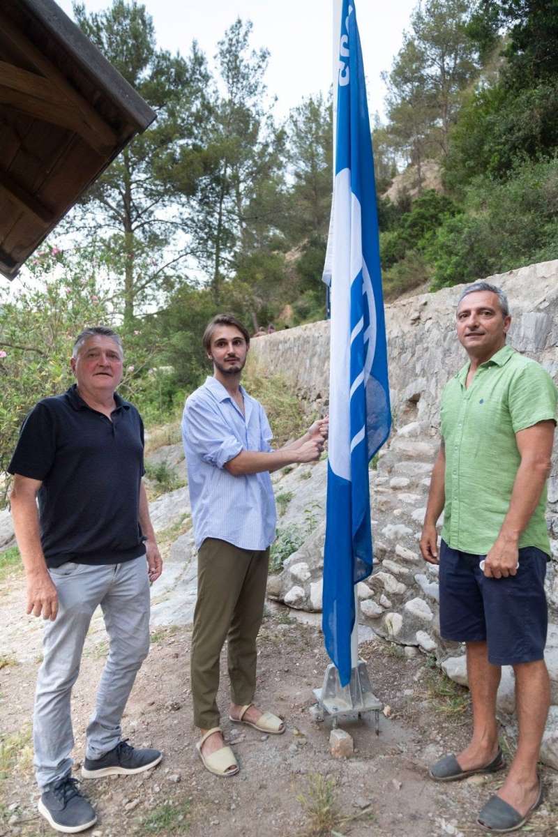 El alcalde posa junto a la bandera. EPDA