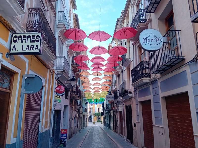 Calle de los Aladreros con paraguas arco iris