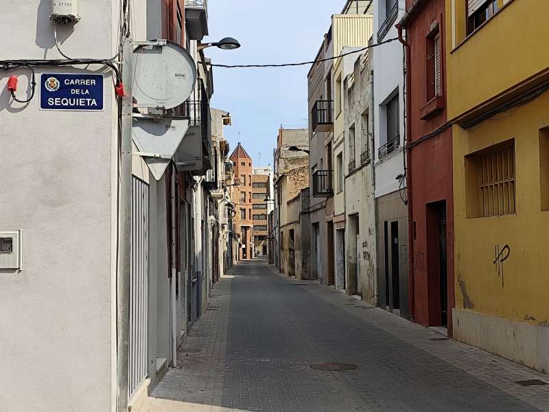 La antigua calle del Aviador Franco ya cuenta con las placas con la nueva denominacin: carrer de la Sequieta. EPDA