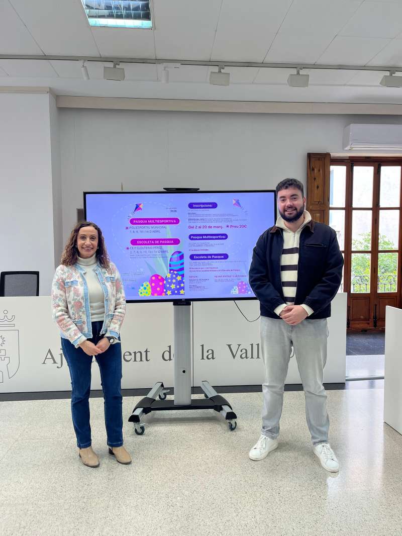 El concejal de Educaci�n, Manel Agea, y la concejala de Deportes, Mar Arzo.  EPDA
