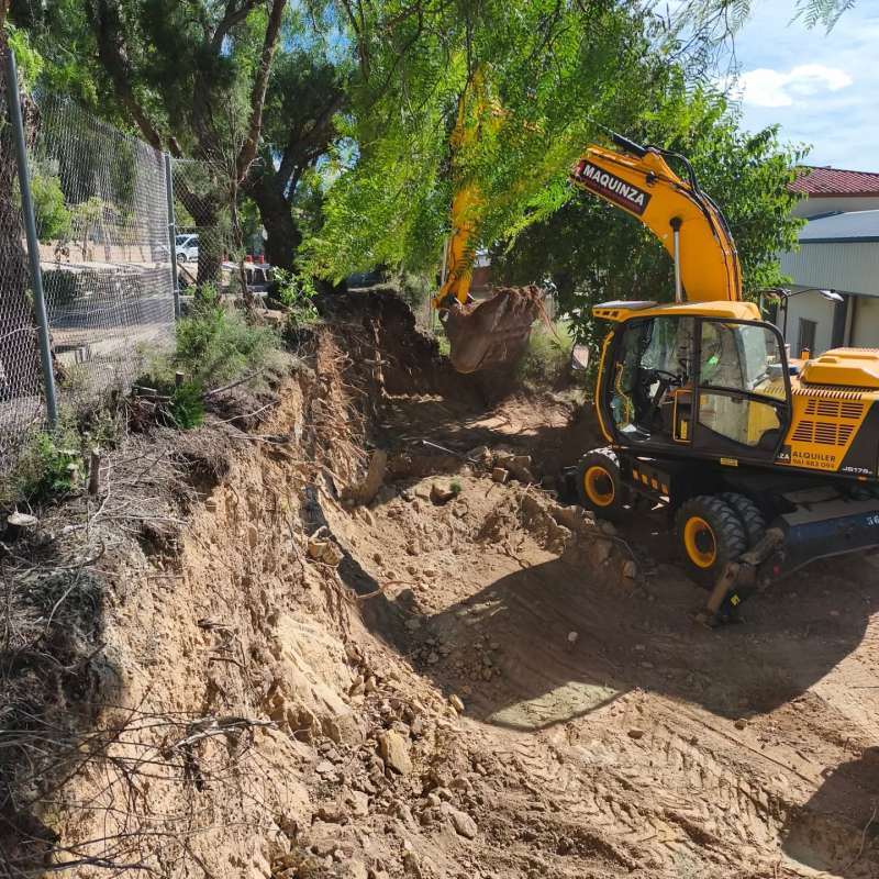 Trabajos en el muro de la piscina de Benafer. EPDA