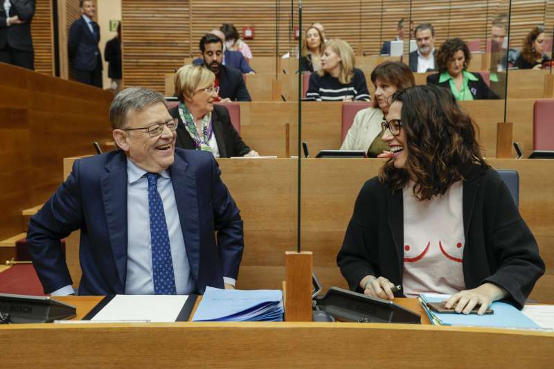 El president de la Generalitat, Ximo Puig, y la vicepresidenta, Aitana Mas, al inicio de la sesiÃ³n de control en Les Corts. EFE/ Manuel Bruque
