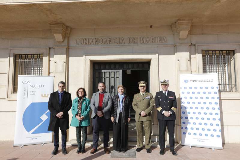 El Ayuntamiento de Castelló y la Autoridad Portuaria de Castellón han firmado un protocolo por el que PortCastelló cede al consistorio la planta baja del edificio de la antigua Comandancia de Marina para albergar el Museu de la Mar. En la imagen, facilitada por el puerto, foto de familia tras formalizar el proyecto.
