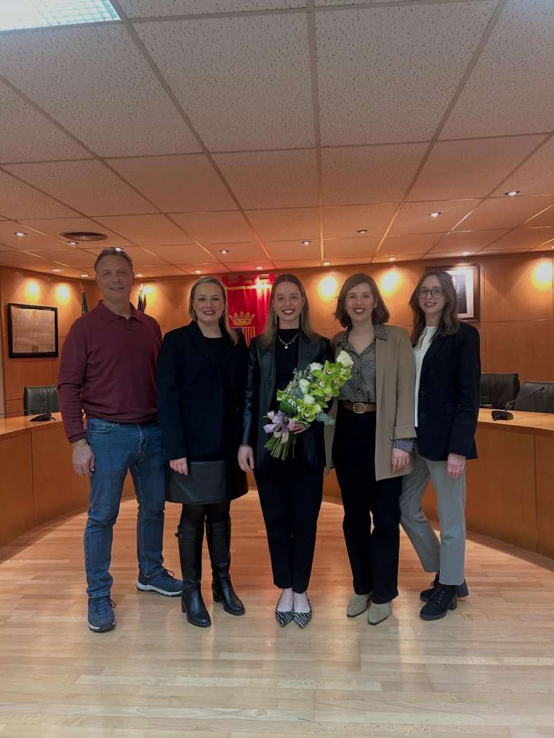 Estefan�a Serrano, junto a la alcaldesa de Altura. EPDA