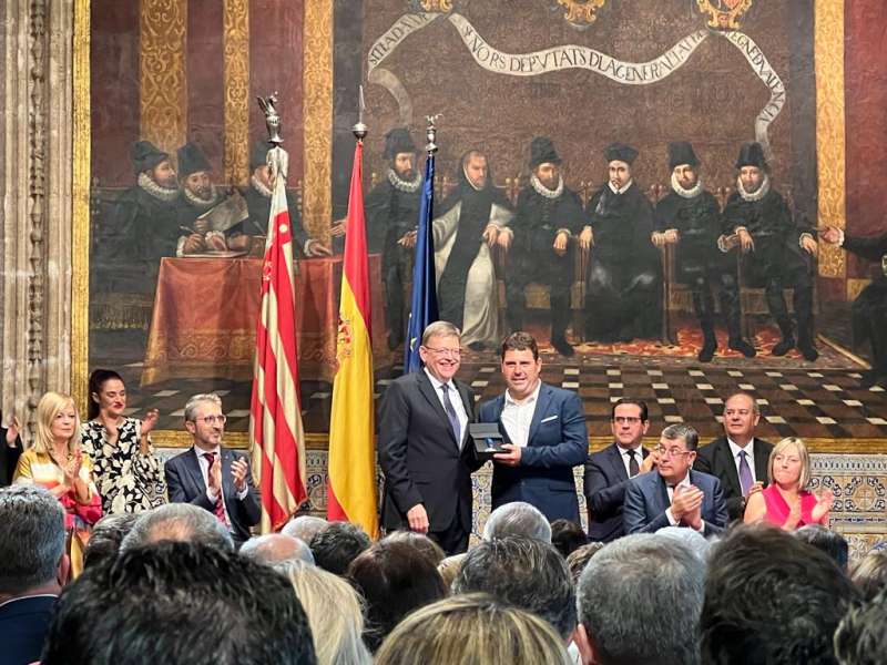 El presidente Ximo Puig entrega el premio a David Carot