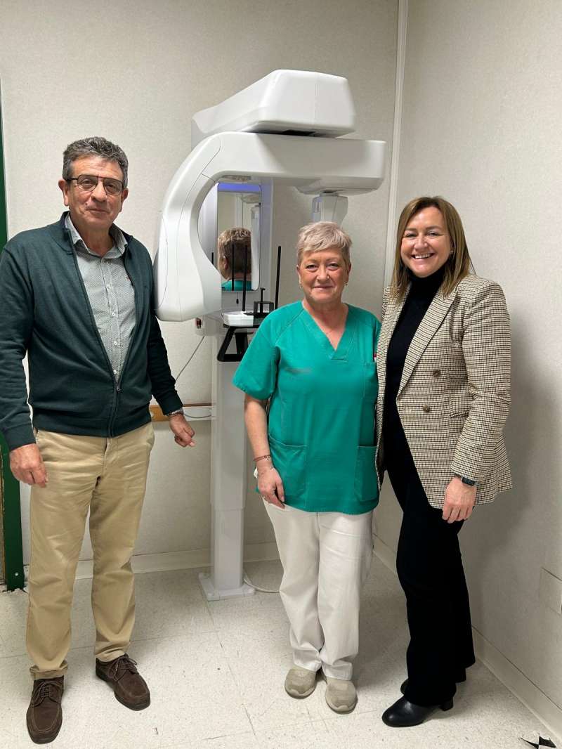 El concejal de Sanidad y la directora territorial, durante la visita al centro de salud. EPDA