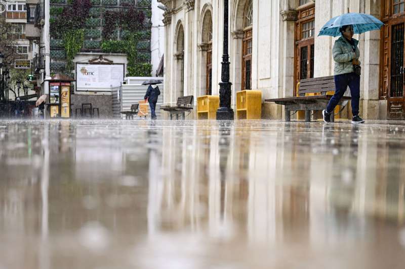 Varias personas caminan bajo la lluvia en Castell�n. EFEAndreu Esteban
