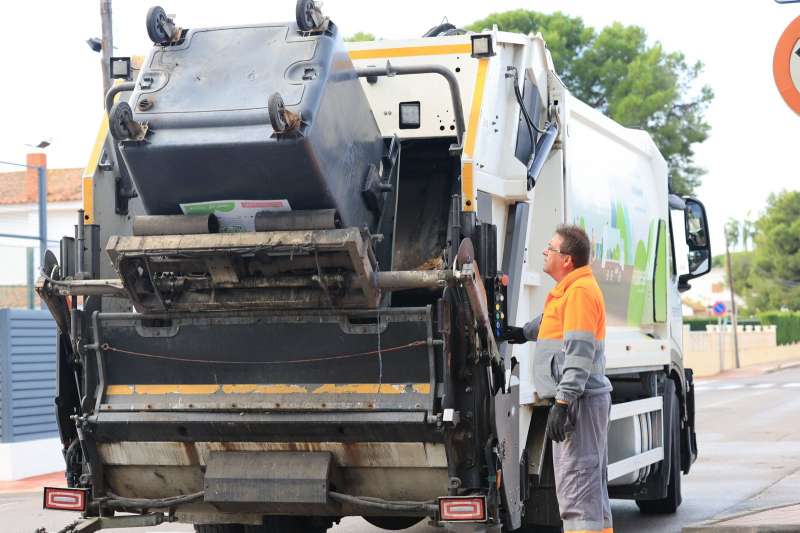 Un efectivo de limpieza en sus labores del servicio.  EPDA 