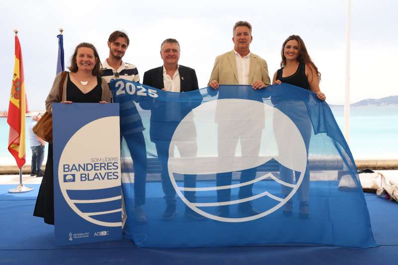 Recogida de la bandera azul por parte de Montanejos. EPDA