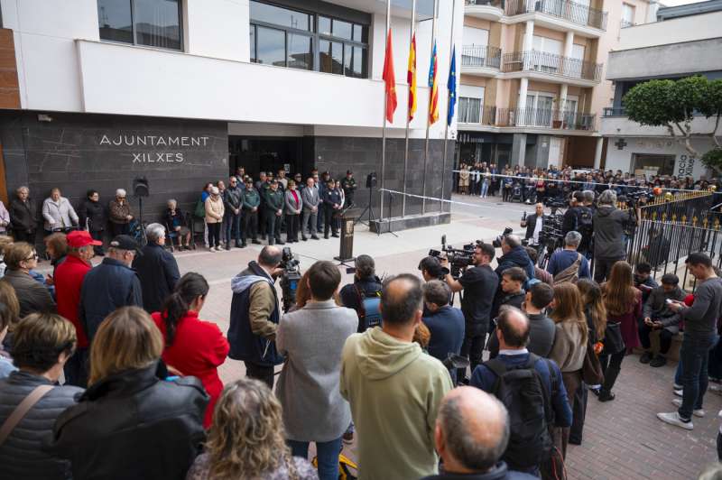 Vista de los cinco minutos de silencio guardados este mi�rcoles en Xilxes por el doble crimen machista. EFEAndreu EstebanArchivo
