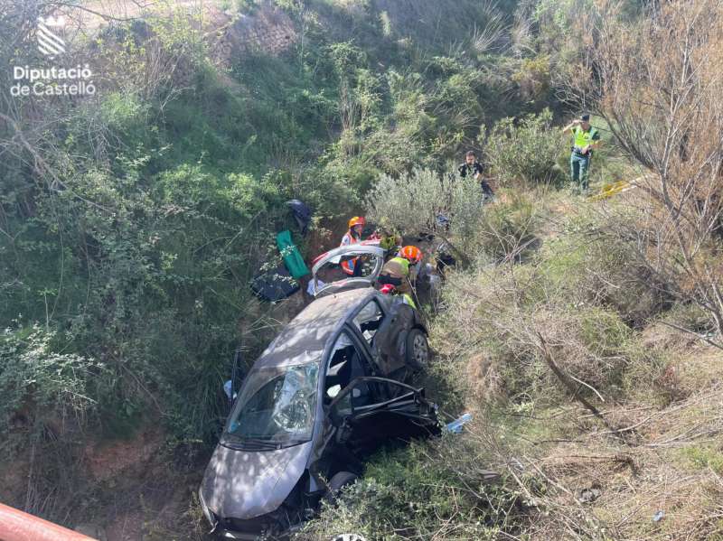 Efectivos de bomberos durante los trabajos de excarceracin. EPDA