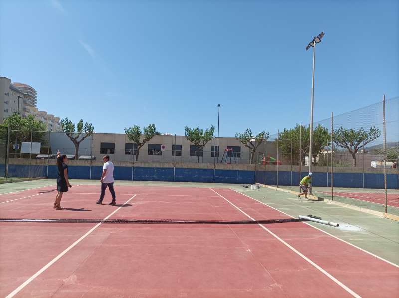Tras haber habilitado las pistas de padel en una de las antiguas pistas de tenis, es ahora el turno de la mejora y renovación de esta cancha, cuyas obras se extenderán a lo largo de un mes. /EPDA