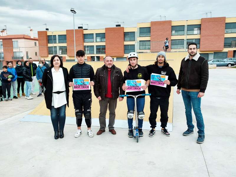 El alcalde, Vicente Pallarés, los concejales Rosario Robres y Carlos Gil, con los ganadores y los organizadores de la prueba de scooter/EPDA