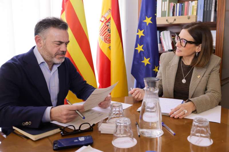 La alcaldesa de Almassora, Mar�a Tormo, con el vicepresidente segundo del Consell y conseller de Presidencia, Jos� Luis D�ez.  EPDA