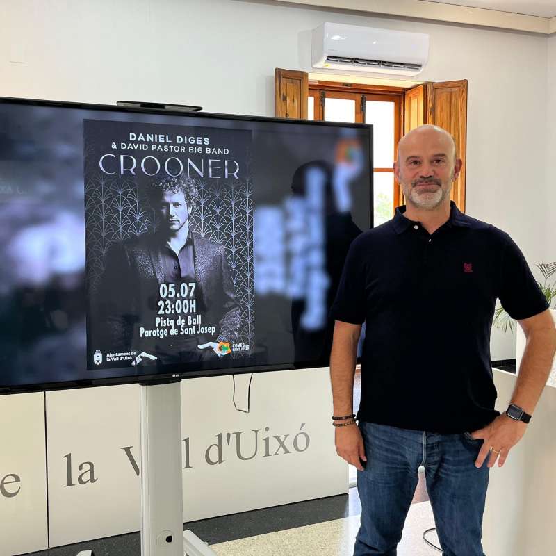 El consejero delegado de Emsevall y concejal de Turismo, Javier Ferreres, presneta Crooner. EPDA