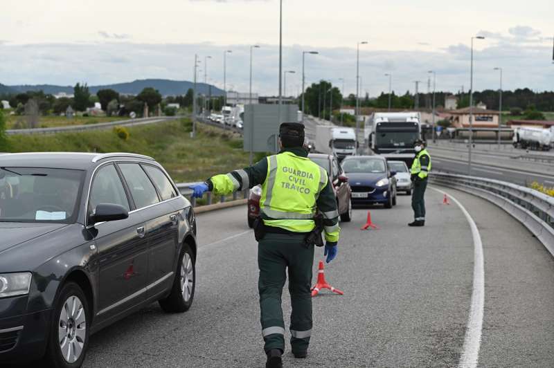 Miembros de la Guardia Civil realizan un control de carretera. EFE/ Fernando Villar/Archivo
