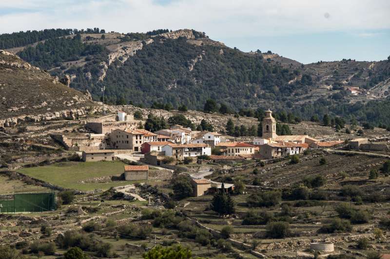 Vista general de Castell de Cabres, el pueblo m�s peque�o de la Comunitat Valenciana, en la exuberancia natural de la Tinen�a de Benifass�.ArchivoEFE Andreu Esteban
