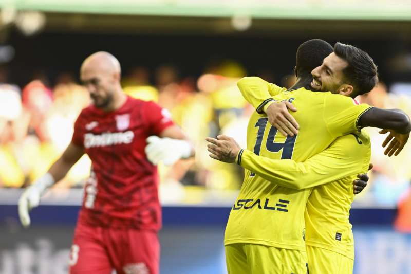 El delantero marfileño del Villarreal Nicolas Pepe (2d) celebra un gol de su equipo durante el partido de la jornada 36 de LaLiga EA Sports. EFE/Archivo/Andreu Esteban
