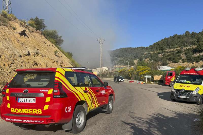 Incendio industrial que afecta a la empresa de desguace Reciplasa del municipio de Onda. EFERaquel Segura