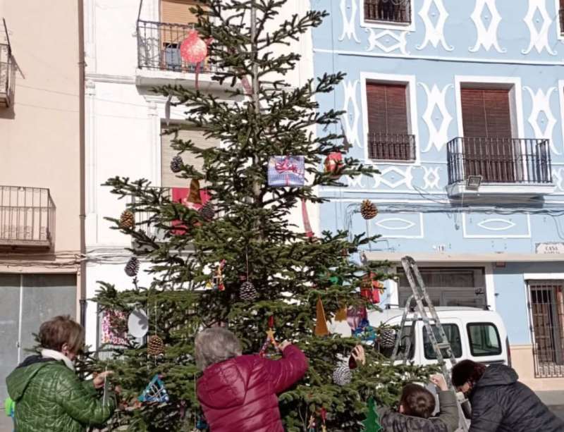 Mujeres del CDR decoran un árbol. EPDA