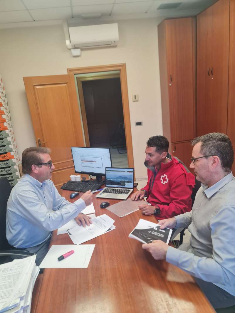 Signament del conveni entre el Consistori i la Creu Roja.EPDA