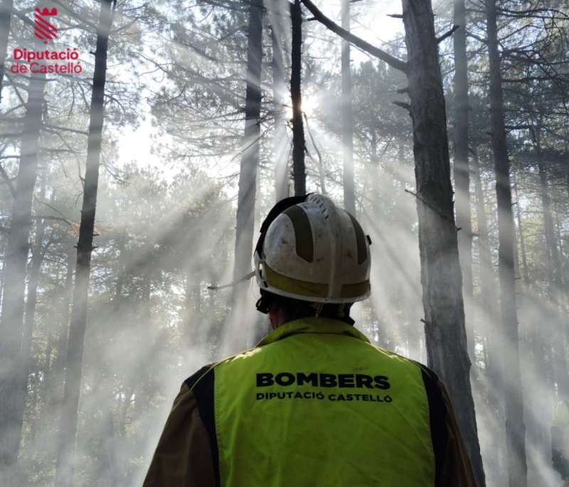 Un efectivo de bomberos en el incendio de Castellfort. EPDA
