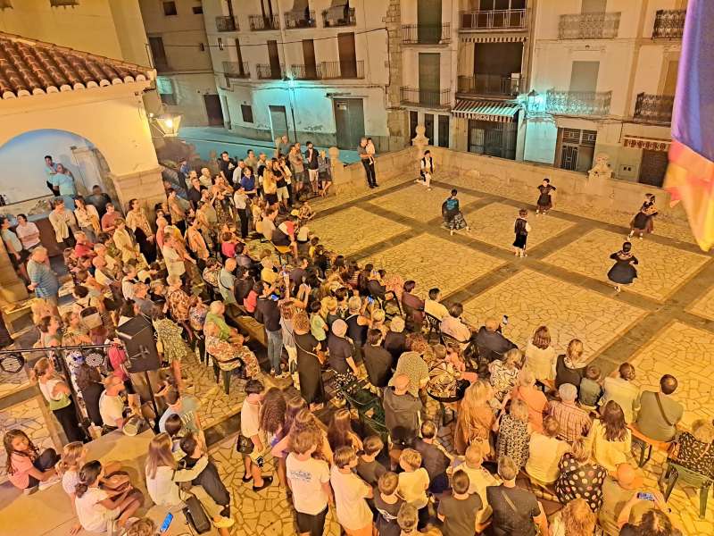 Bailes tradicionales en la plaza del Ayuntamiento