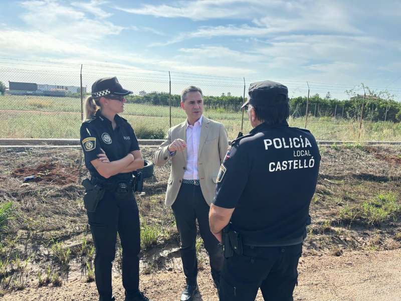 Antonio Ortol, concejal de Seguridad y Emergencias y dos agentes de la Polica Local de Castelln.  EPDA 