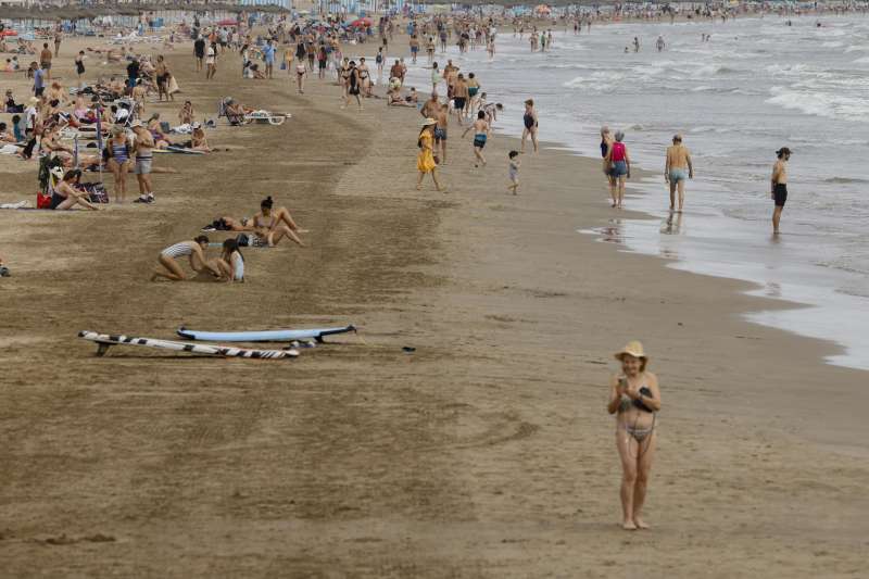 Vista general de una playa durante este verano. EFEAna EscobarArchivo
