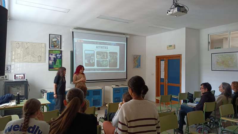 Exposici�n de uno de los proyectos del IES Cueva Santa. EPDA