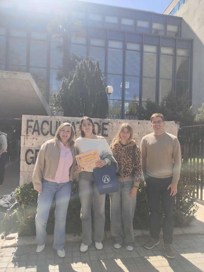 Candela Ferrer con su diploma de ganadora. EPDA
