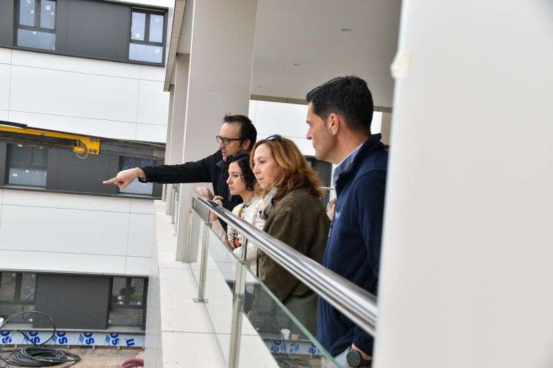 La consellera Elena Albalat en su visita a las obras de la nueva residencia p�blica de Sant Mateu.  EPDA