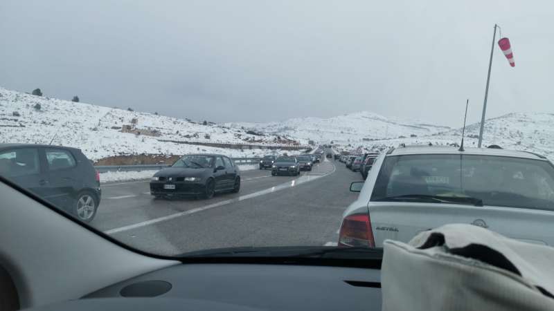 Colas kilométricas por los imprudentes que han salido a la carretera a ver la nieve