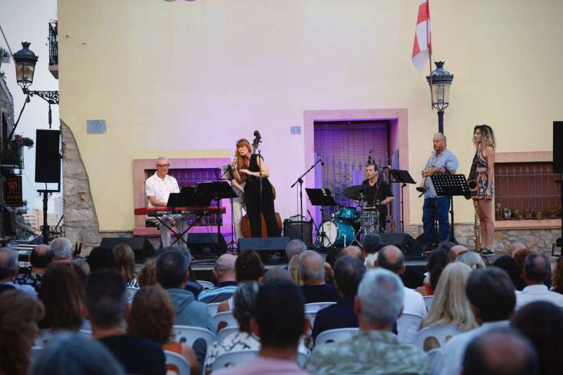 Arantxa Domnguez y Ricardo Belda Sextet en su concierto realizado en Oropesa del Mar.EPDA