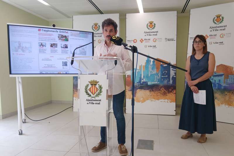 El regidor, Toni Marin, i la tcnica de la UPCCA, Elisa Marimon. EPDA