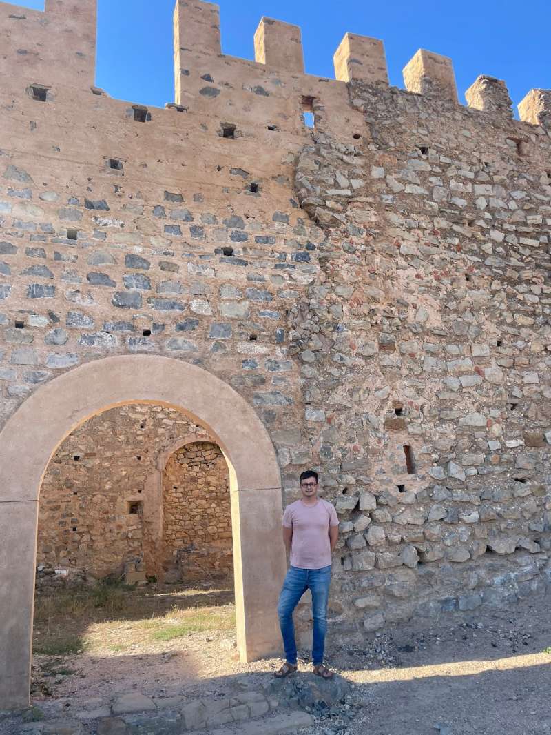 El alcalde Jos Arenes posa junto al castillo de El Toro. EPDA