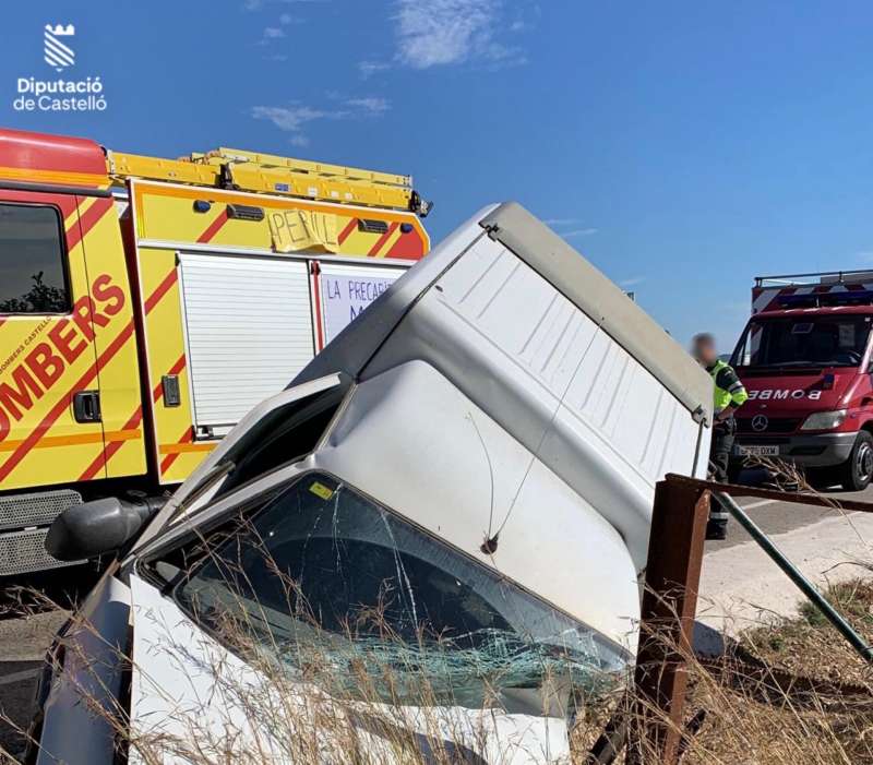 Imagen facilitada por el Consorcio Provincial de Bomberos de Castellón del vehículo siniestrado este miércoles en Traiguera. EFE

