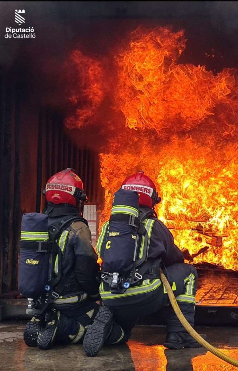 Bomberos sofocando un incendio. Foto: Archivo