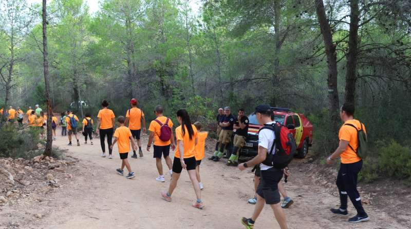 Un grupo de personas camina por uno de los senderos de Onda.  EPDA