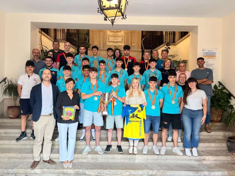 Los campeones y las autoridades en el hall del ayuntamiento. EPDA
