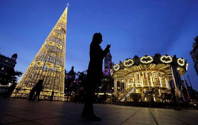 Luces de navidad en la plaza del Ayuntamiento de Valencia otro aÃ±o. / EPDA