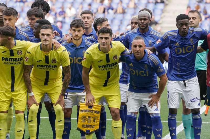 Santi Cazorla (2d), junto a los jugadores del Villarreal antes de un encuentro en uno de los actos del centenario del club asturiano este verano  Foto: EFE
