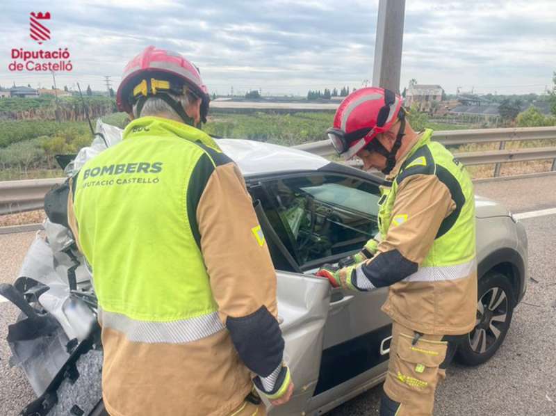 Intervencin de los bomberos en el accidente de Nules, en una imagen compartida por el Consorcio Provincial de Castelln.
