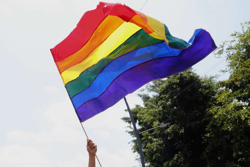Una persona sosteniendo una bandera LGBTI+. EFEArchivo

