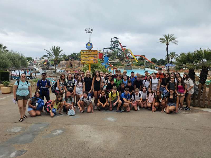 Los jovenes en su visita a un parque acutico. EPDA