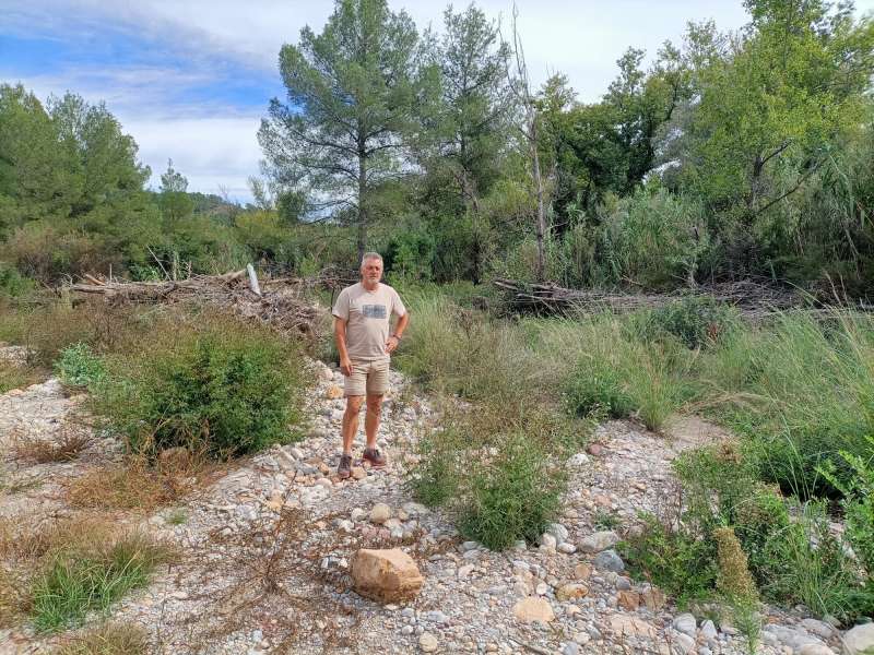 El alcalde de Cirat, Pascual Salines, en una zona del rio. EPDA