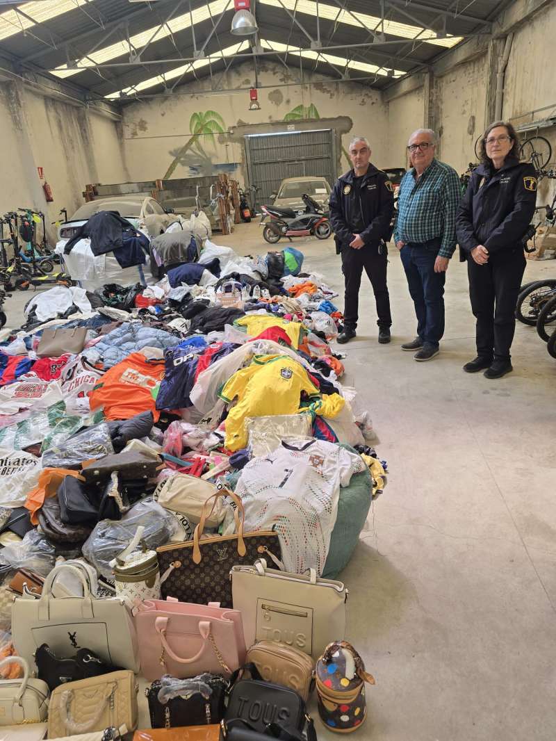 Art�culos de venta ilegal intervenidos en Oropesa del Mar.  EPDA