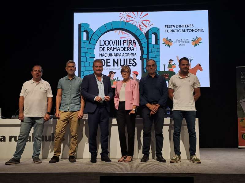 El regidor de Agricultura, Csar Estaol, la presidenta de Caixa Rural Nules, Marisol Ballester, i els quatre ponents.EPDA