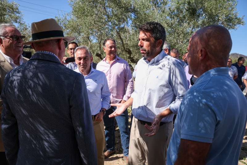 Carlos Mazn y Miguel Barrachina durante su visita en Viver.EPDA